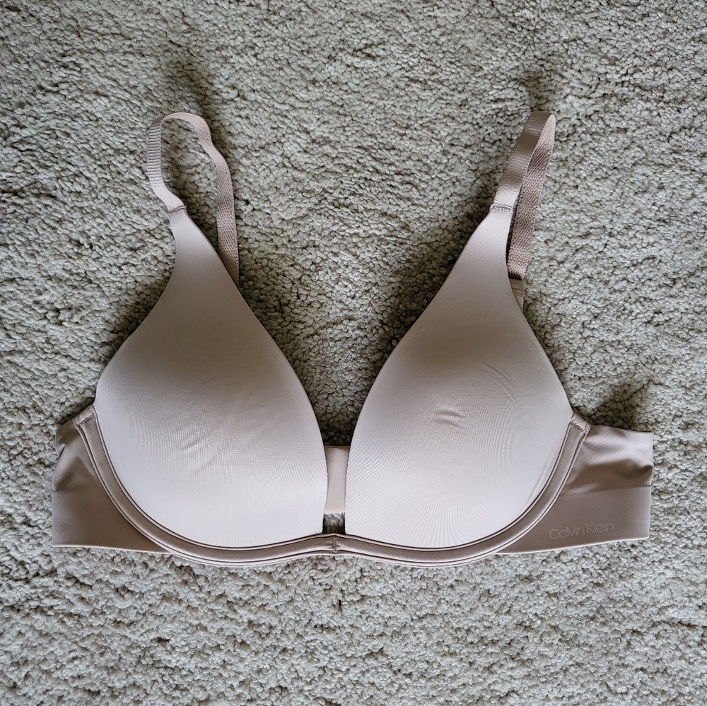 Calvin Klein Liquid Touch Lightly Lined Plunge Bra